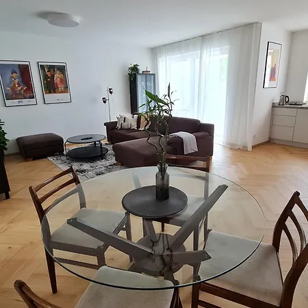 Beautiful New In Old Town Near Train Station - Free Parking