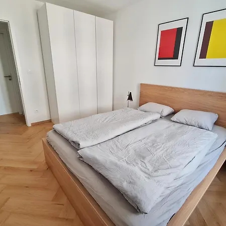 Beautiful New In Old Town Near Train Station - Free Parking Bratislava
