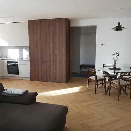 Beautiful New In Old Town Near Train Station - Free Parking * Pressburg