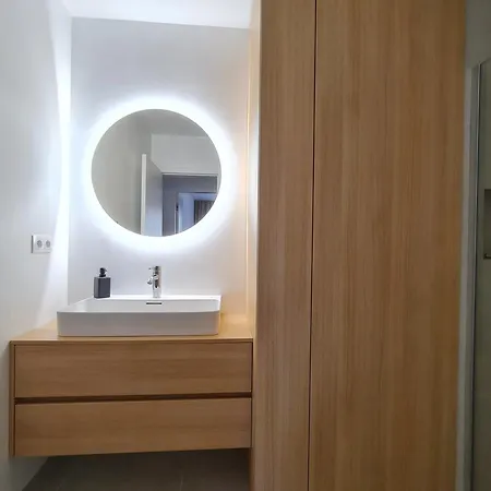 Beautiful New In Old Town Near Train Station - Free Parking Apartment Pressburg