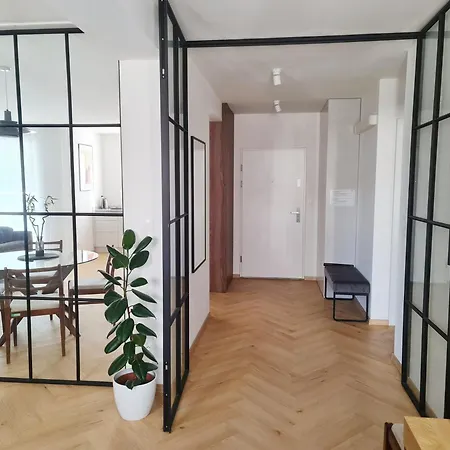 Apartment Beautiful New In Old Town Near Train Station - Free Parking *